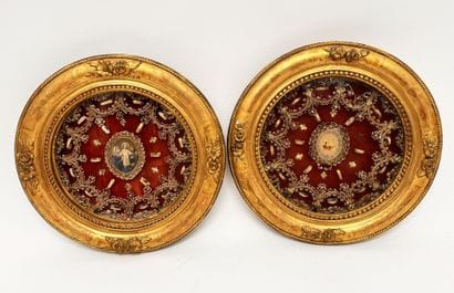 Two tondo reliquaries with gilded wood frames.
19th...