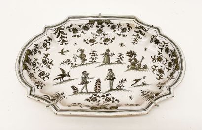 MOUSTIERS
Oval earthenware dish with scalloped...