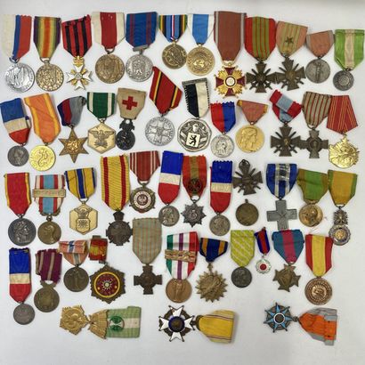 Lot of 50 hanging decorations (various countries...