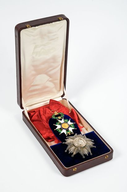 Presentation box of attributes of the Grand...