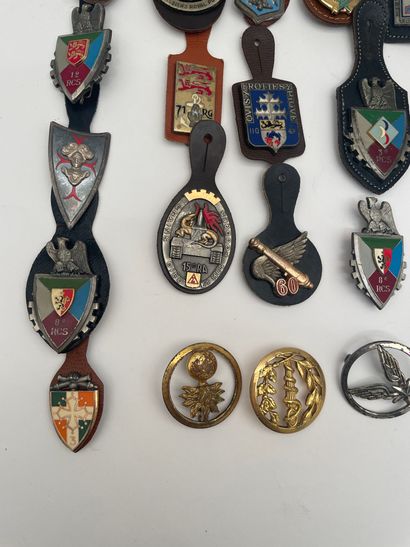 Important lot of 72 post-war regimental badges...