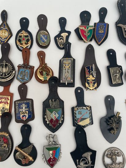 Important lot of 72 post-war regimental badges...