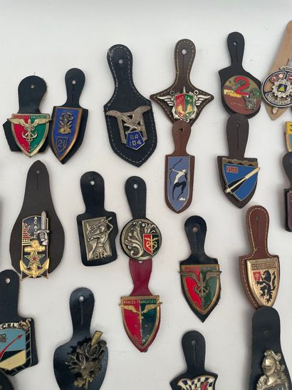 Important lot of 72 post-war regimental badges...