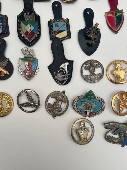 Important lot of 72 post-war regimental badges...