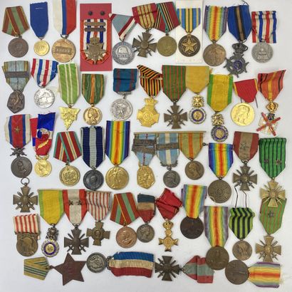 Lot of 50 hanging decorations (various countries...