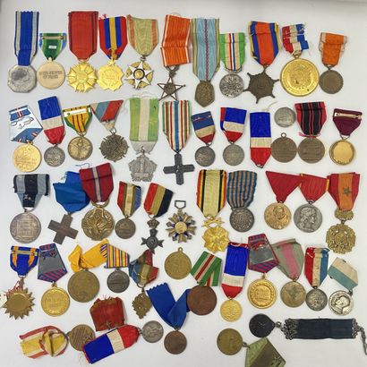 Lot of 50 hanging decorations (various countries...