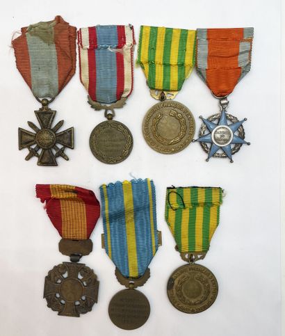 Lot of various decorations, including commemorative...