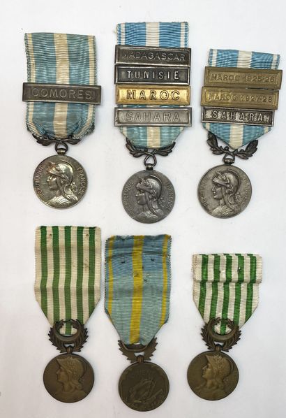 Lot of various decorations: 
- A colonial...