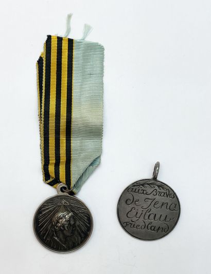 Lot of two decorations, including a round...