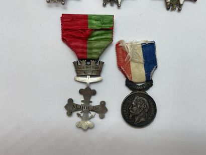 Lot of five miscellaneous decorations: two...
