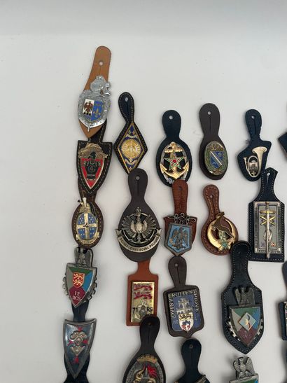 Important lot of 72 post-war regimental badges...