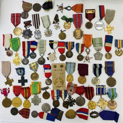 Lot of 50 hanging decorations (various countries...