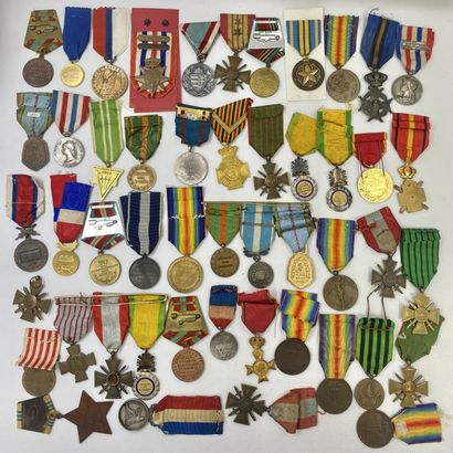 Lot of 50 hanging decorations (various countries...