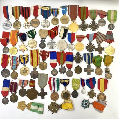 Lot of 50 hanging decorations (various countries...