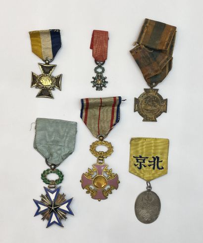 Composite lot of various decorations including...