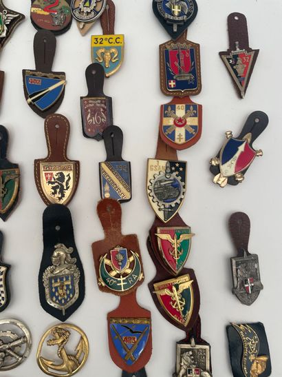 Important lot of 72 post-war regimental badges...