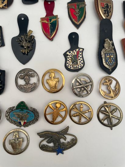 Important lot of 72 post-war regimental badges...