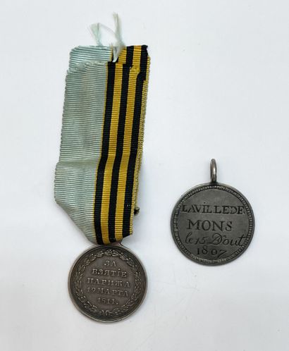 Lot of two decorations, including a round...