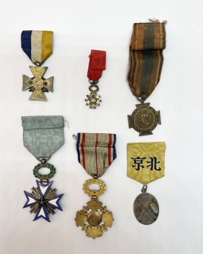 Composite lot of various decorations including...