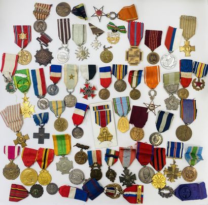 Lot of 50 hanging decorations (various countries...