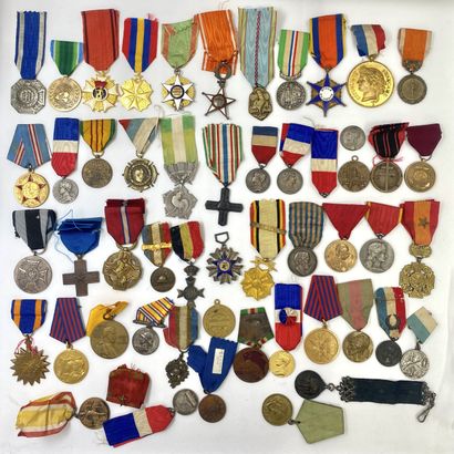 Lot of 50 hanging decorations (various countries...