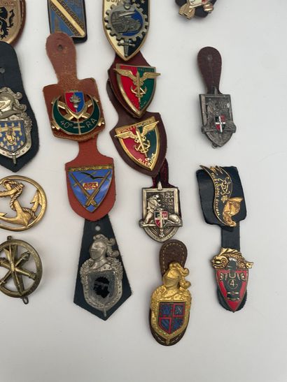 Important lot of 72 post-war regimental badges...