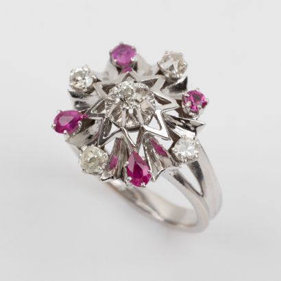 Daisy ring with old-cut diamonds and rubies
Gross...