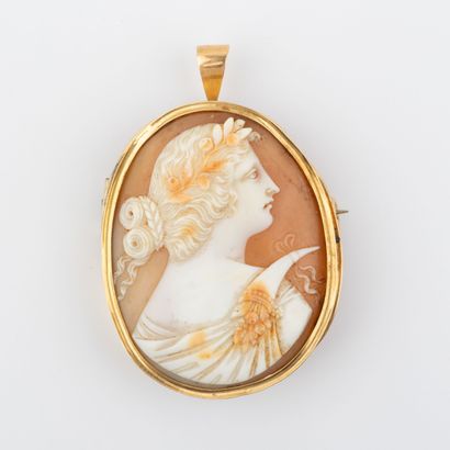 Pendentif broche à décor d'un profil de dame,...