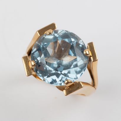 Aquamarine cocktail ring set in 18K gold
Circa...