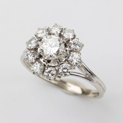 Daisy ring, brilliant-cut diamond, central...
