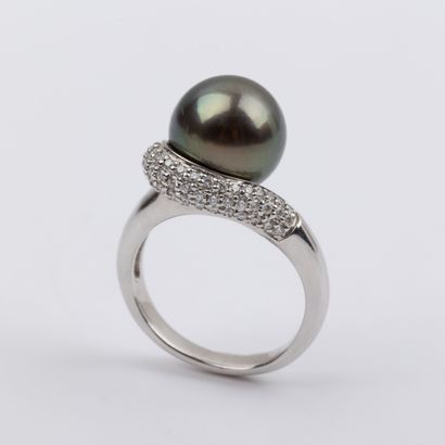 Grey pearl ring, diam: 10.9 mm approx, brilliant-cut...