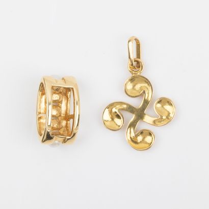 Deux pendentifs or 18k et demi- perles 
Poids...