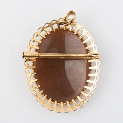 Broche à décor de jeune femme gravé en camée...