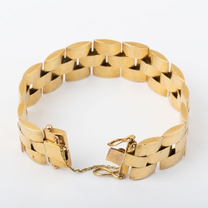 Ribbon bracelet, 18K gold 
Circa 1940 
Weight:...