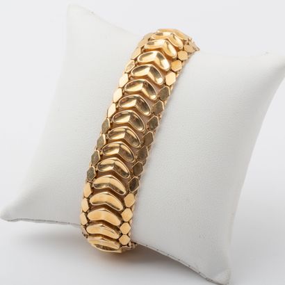 18K gold bracelet, chevron motif 
Weight:...