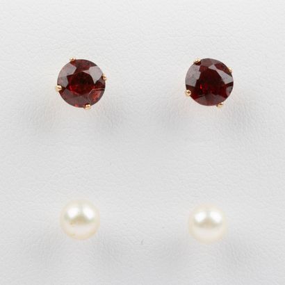 Paire de clous d'oreilles grenats , monture...