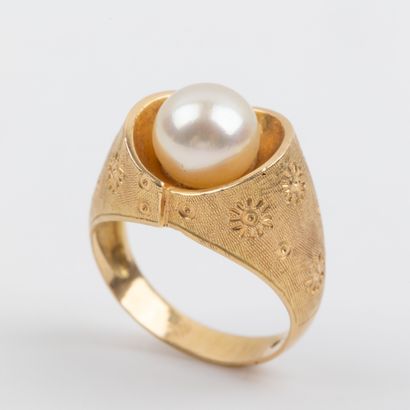 Signet ring, textured, engraved 18K gold...