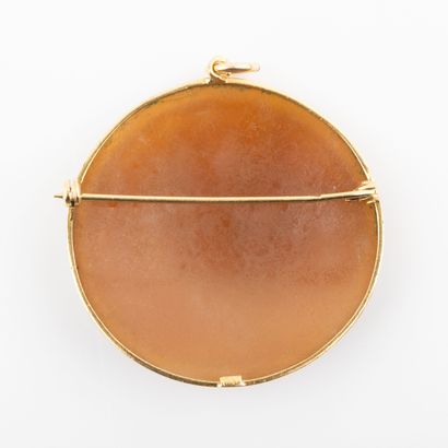 Pendentif broche scène animée, gravé en camée...