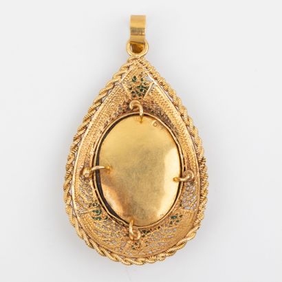 Gold pendant with filigree and enamel decoration...