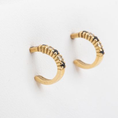 Paire de boucles d'oreilles or 18K et pierres...