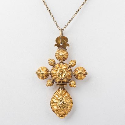 Auvergne cross pendant chain, 18K gold 
19th...