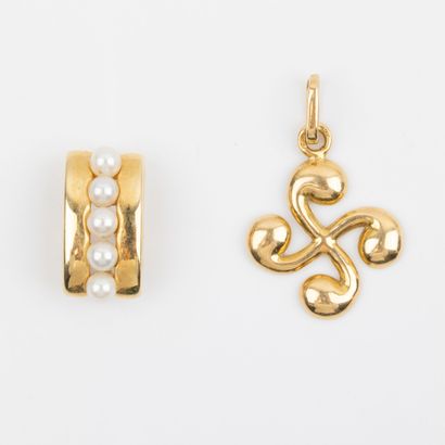 Deux pendentifs or 18k et demi- perles 
Poids...