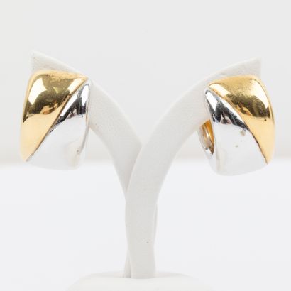 Pair of two 18K gold earrings 
Gross weight...
