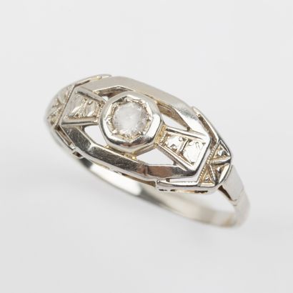Bague de charme , pierre blanche, monture...