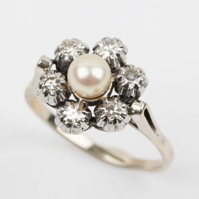 Daisy ring, central cultured pearl, diam:...