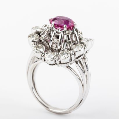 Large daisy ring, ruby, approx. 1.80 carats,...