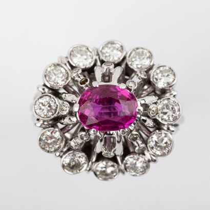 Large daisy ring, ruby, approx. 1.80 carats,...