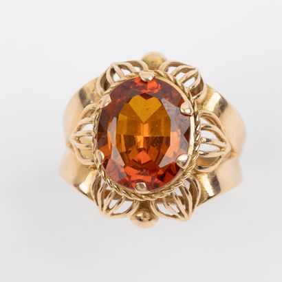 Orange stone cocktail ring set in 18K gold...