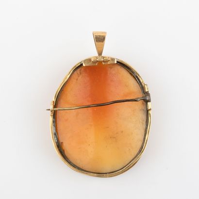 Pendentif broche à décor d'un profil de dame,...