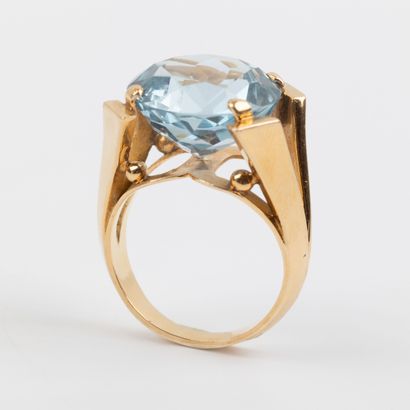 Aquamarine cocktail ring set in 18K gold
Circa...